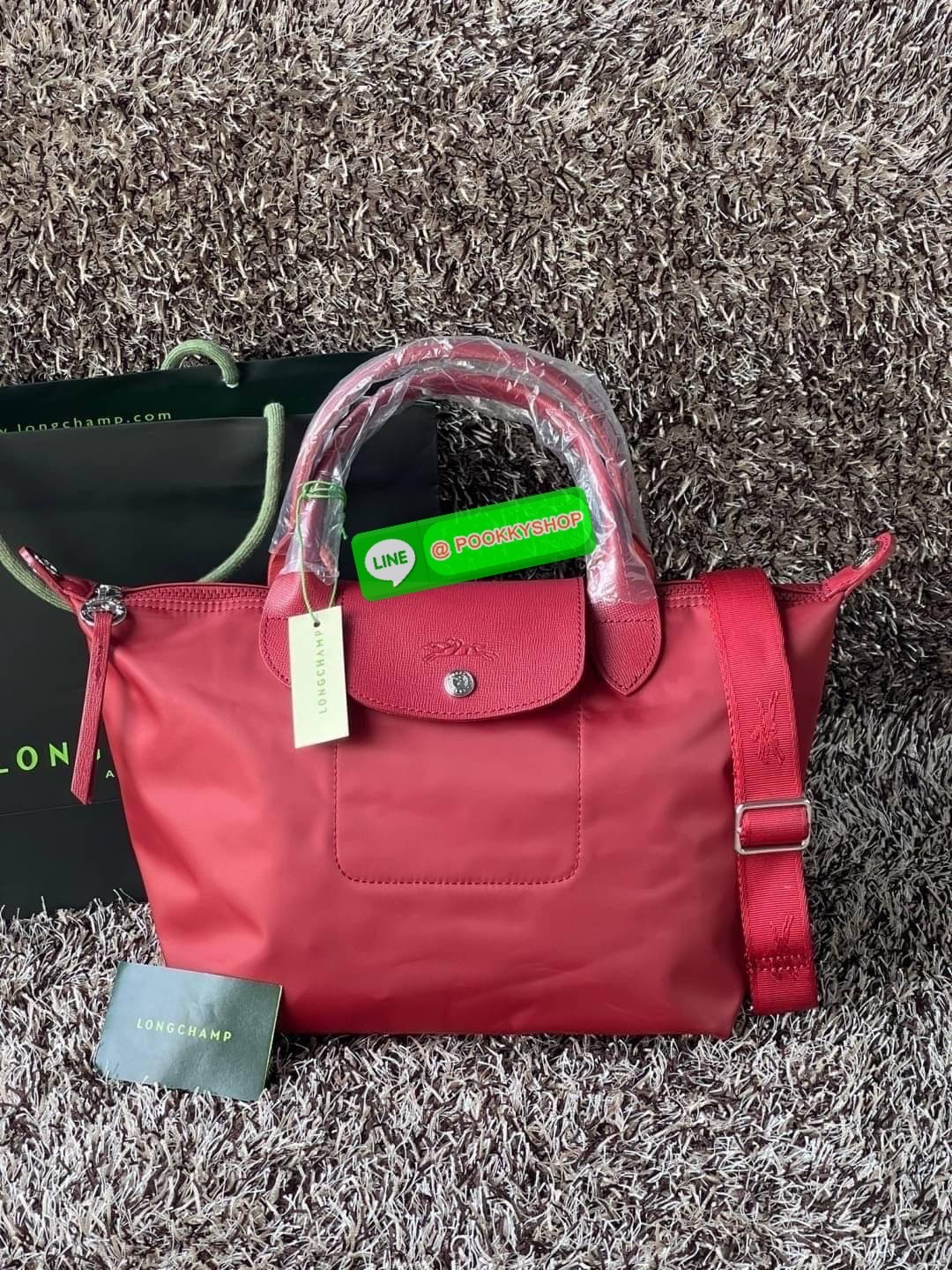 💕Longchamp LE PLIAGE NÉO TOP HANDLE BAG (small size) อีกหนึ่งรุ่นยอดนิยม ที่สาวๆ ต้องมีไว้เก็บไว้สักใบ กระเป๋าโท้ทใบนี้ มาพร้อมกับสีที่มีสไตล์เรียบง่าย มีสายสะพายยาวปรับสั้นยาวได้ช่วยให้คุณสามารถสะพายไหล่ได้อย่างสบาย ในตัวสายปักโลโก้อันเป็นสัญลักษ