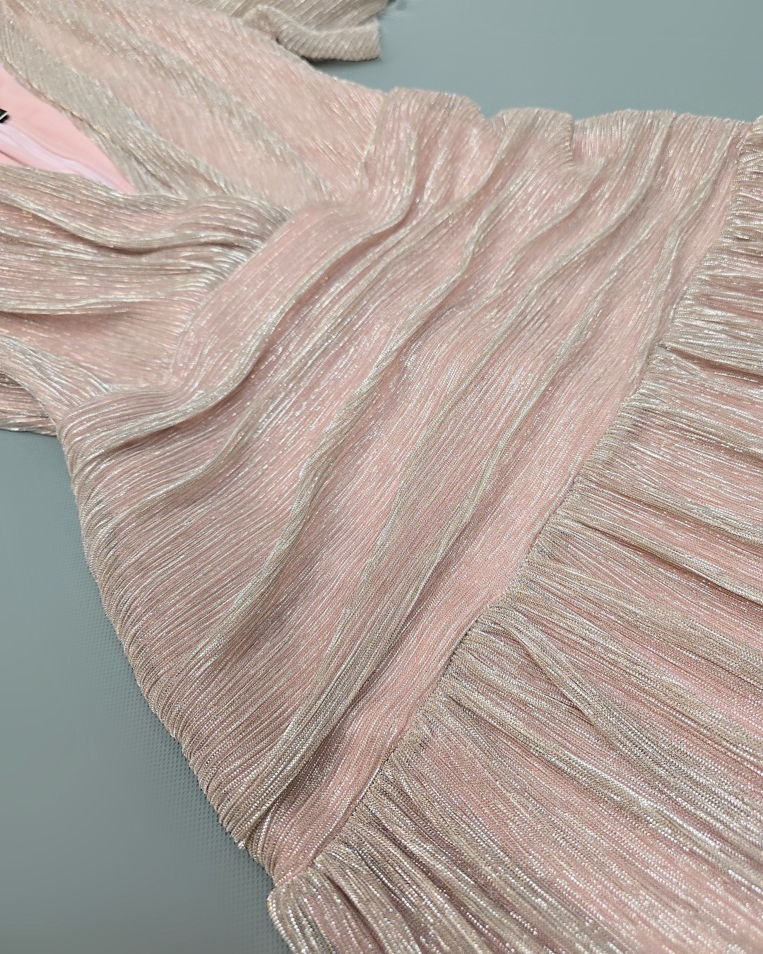 เดรสแฟชั่น แม็กซี่เดรสเสื้อคอวีป้าย แขนระบาย กระโปรงจับเดรปเข้ารูปตรงสะโพก ต่อชายกระโปรงบาน