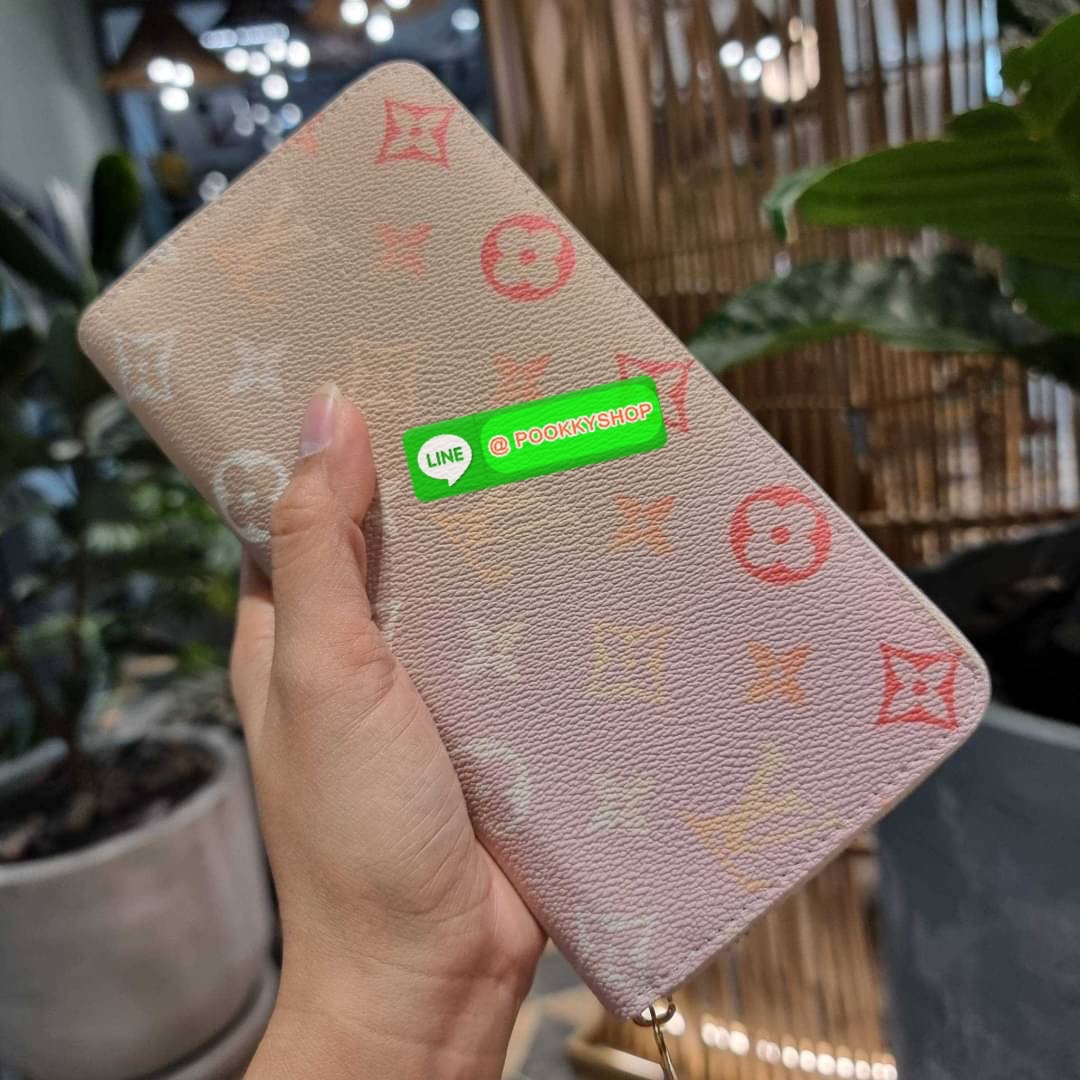 NEW IN!! LV long zip wallet with gwp กระเป๋าสตางค์พรีเมี่ยมกิ๊ฟ ดีไซน์ล่าสุด หวานๆสวยๆ น่าใช้มาก ใบยาวขนาดกำลังเหมาะมือ ถือแล้วขับผิว โดดเด่นด้วยสไตล์การไล่เฉดสีโทนละมุน ดูโดดเด่นไม่เหมือนใคร วัสดุหนังแคนวาส ทนทาน เปิด-ปิดด้วยซิปรอบ ภายในมีช่องใส่บัตรเยอะ