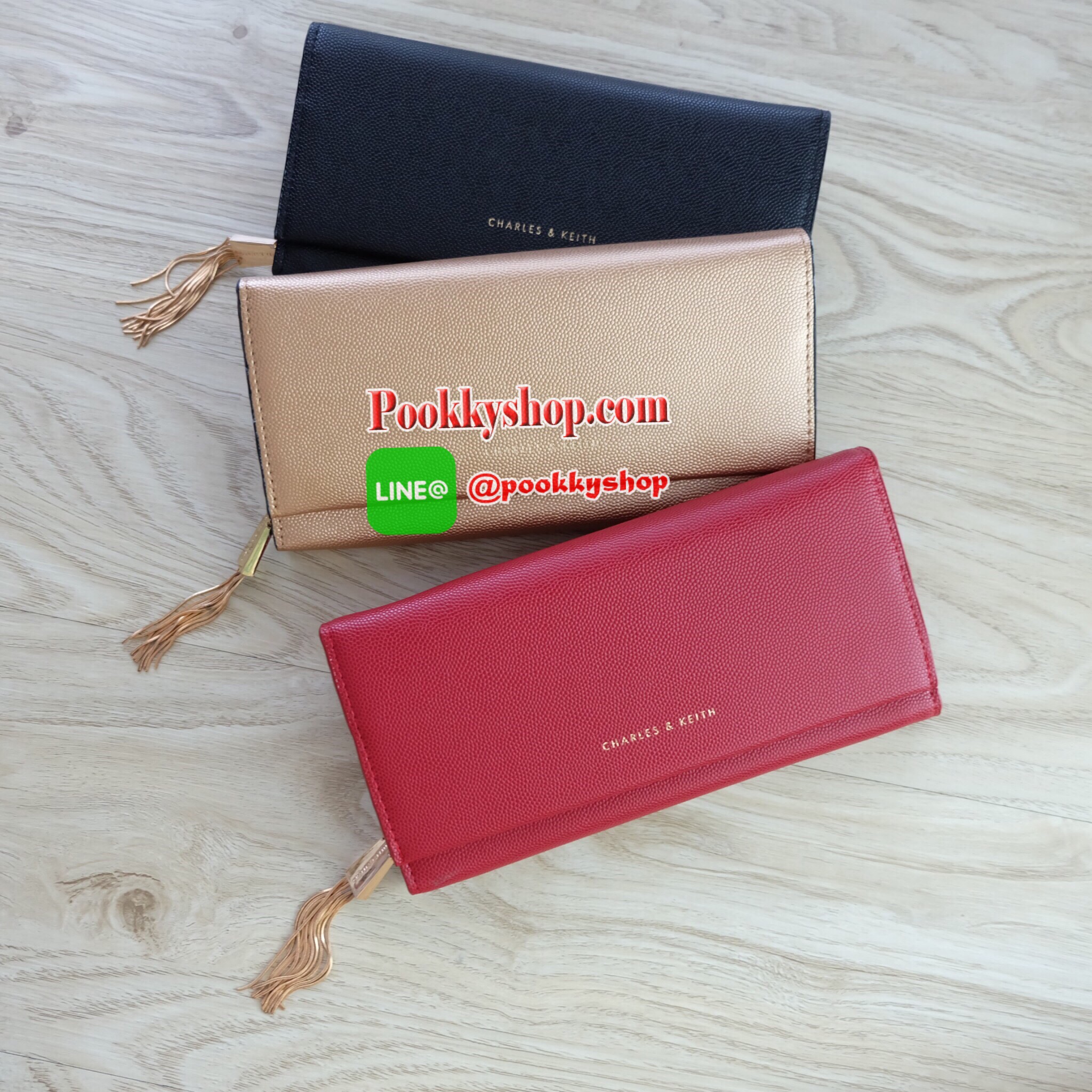 Charles & Keith Tassel Long Wallet กระเป๋าสตางค์ใบยาว วัสดุหนังลายคาร์เวียร์ ตกแต่งด้วยพู่สีทอง เปิด – ปิดกระเป๋าด้วยเเม่เหล็กแบบซ่อน ภายในมีช่องใส่บัตร ช่องซิปใส่เหรียญ และช่องใส่ธนบัตร ใส่ iPhone 7+ ได้ค่ะ ด้านหลังมีช่อง 1 ช่อง
