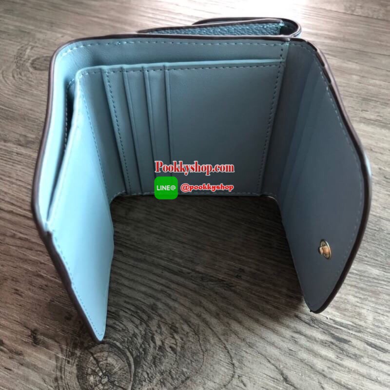 COACH Small Wallet in Floral Print Coated Canvas กระเป๋าสตางค์ใบสั้น สามารถใช่งานได้ทั้งด้านหน้าและด้านหลัง ด้านหน้าเปิด - ปิดด้วยกระดุม ภายในมีช่องใส่บัตรและธนบัตร ด้านหลังเปิด - ปิดด้วยกระดุม มีช่องสำหรับใส่เหรียญ