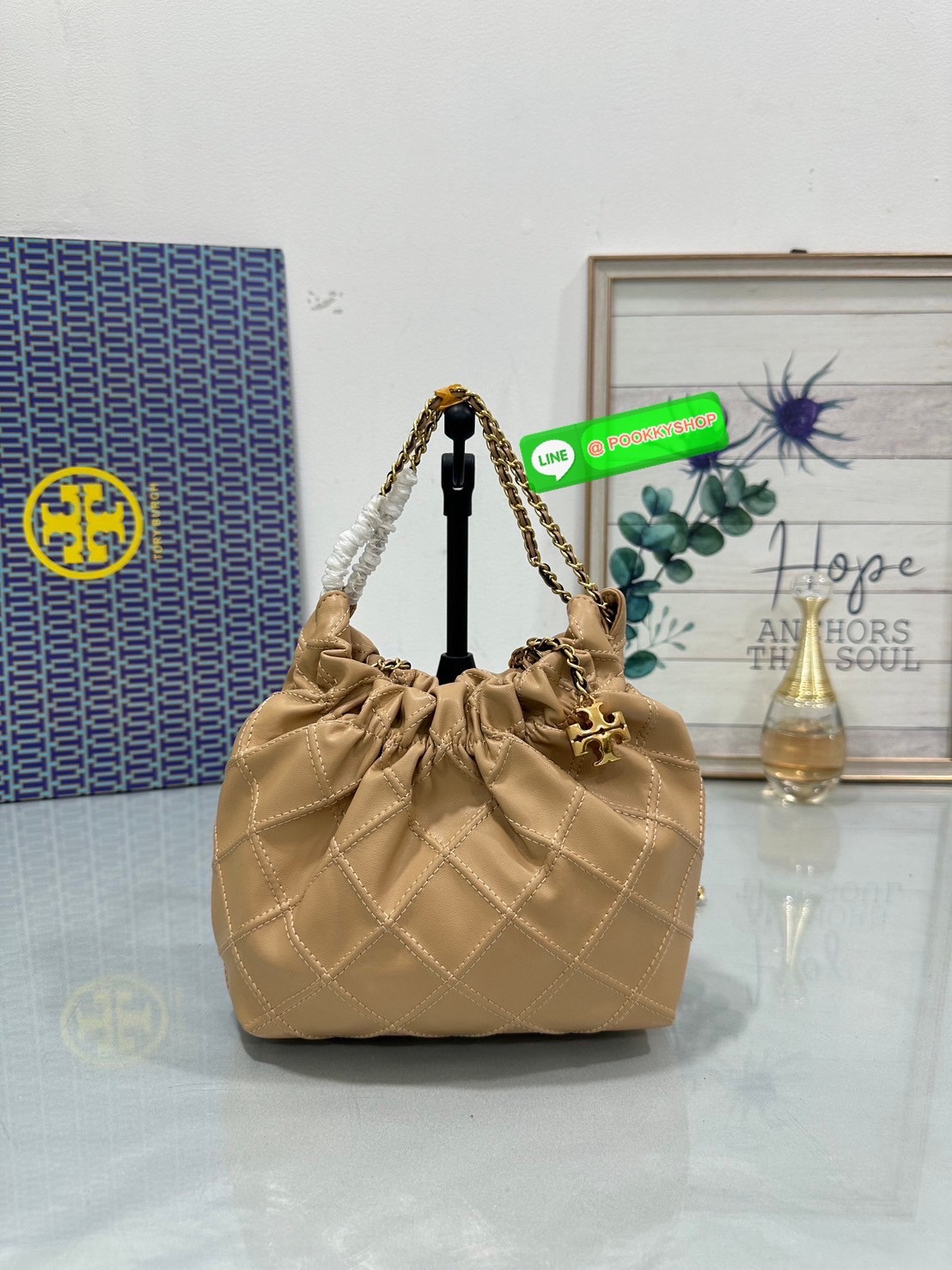 Tory Burch Fleming Drawstring Bag ผลิตจากหนังนิ่ม ตกแต่งด้วยลายไดมอนด์และสายโซ่