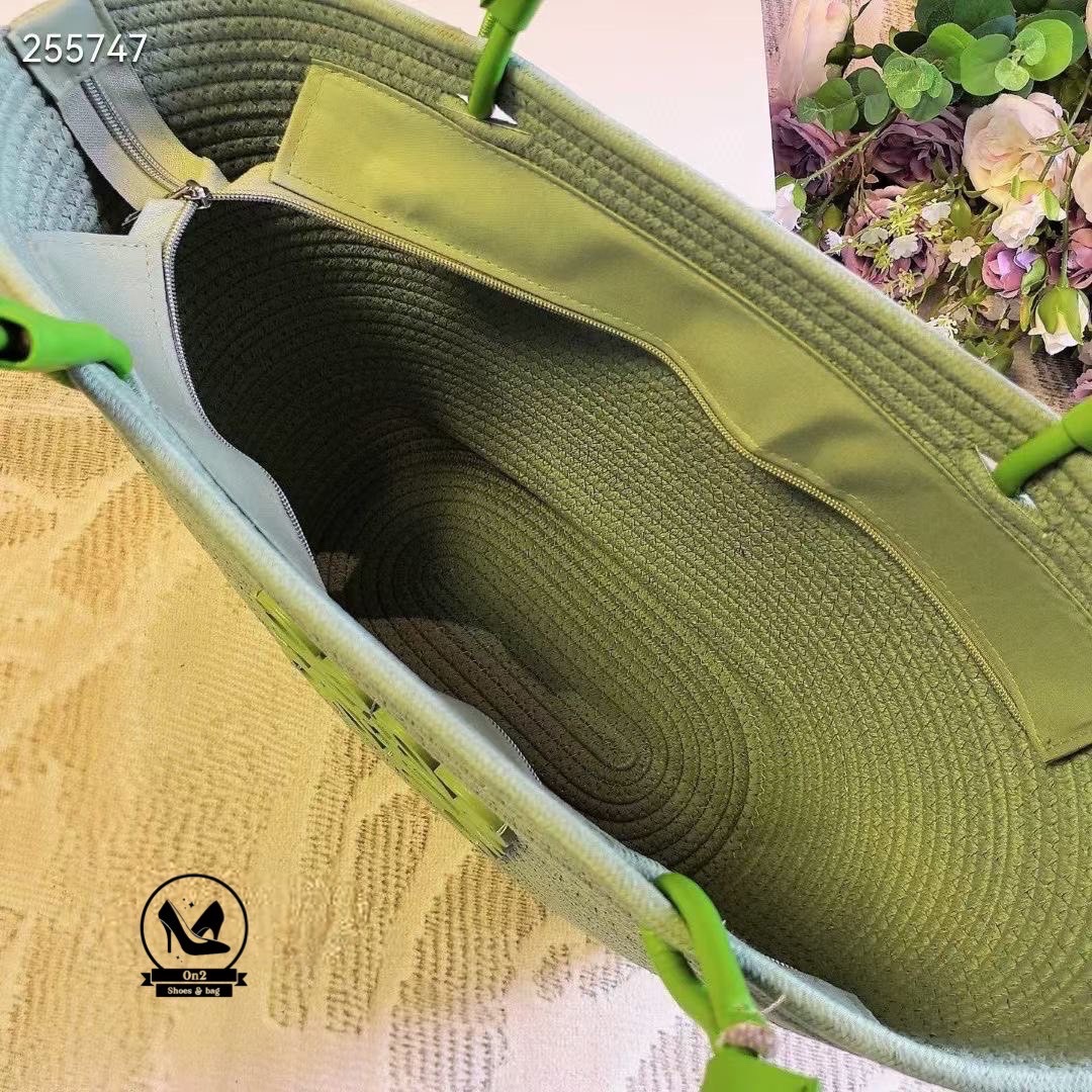 มาค่า....กระเป๋าสานสุดฮิตจาก Loewe รุ่น Anagram Basket Bag ใบนี้ เป็นกระเป๋าสานแฮนด์เมด ตัดกับหนังพิมพ์โลโก้ Anagram เอกลักษณ์ของแบรนด์ สายหนังใช้งานได้ทั้งแบบถือและสะพายไหล่ เหมาะกับลุคชิลล์ๆ ไปทะเล หรือแม้แต่ลุคแคชชวลในเมืองก็ดูดี สีสันจัดเต็มมาพร้อมสีใ