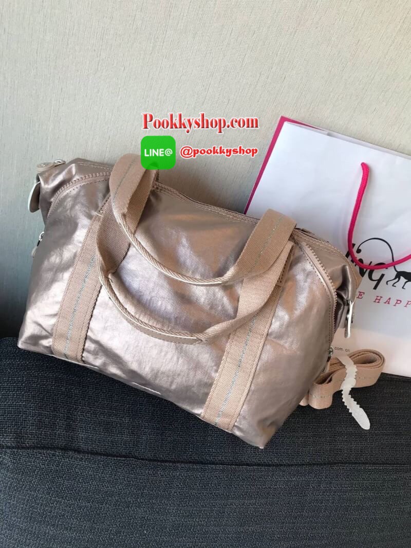 Kipling Art Mini Shoulder Bag จากMayday’s Collection กระเป๋าถือหรือสะพาย วัสดุPolyamide 100% ขนาดกลาง น้ำหนักเบา รุ่นนี้เก็บทรงได้ตามแบบฉบับของ Art mini ช่องซิปและช่องการใช้งานมีให้เป็นสัดส่วน มาพร้อมmonkey Pompom และสายสะพายถอดและปรับได้ฟรีไซส์ ใช้งานได้