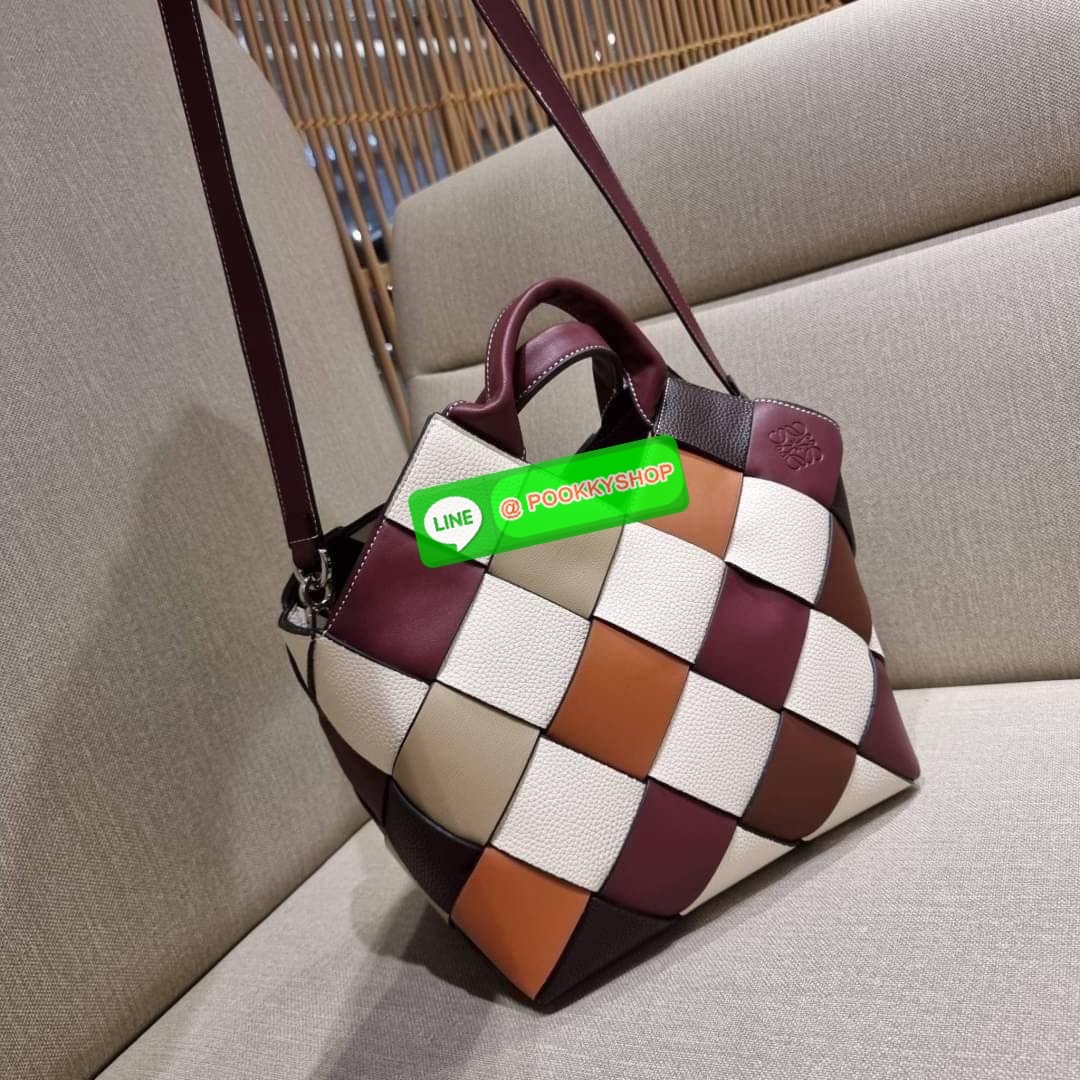 LOEWE SURPLUS LEATHER WOVEN BASKET BAG IN CLASSIC CALFSKIN ใหม่ล่าสุดและสวยที่สุด กระเป๋าสะพานที่ถักทอด้วยความปราณีต โดดเด่นด้วยสีที่จับมาคอนทราสได้ลงตัว ใบใหญ่จุได้แบบเน้นๆ วัสดุหนังวัวแท้เต็มใบ หรูเลิศ ปากกระเป๋ามีสายหนังสำหรับผูกรวบปากกระเป๋า ภายในโล่ง