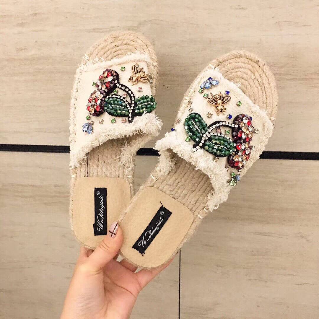 สินค้าขายดี พร้อมส่ง Detail รองเท้าแตะเพชรเชอรี่🍒🍒งานมาใหม่ วัสดุเป็นผ้ายีนส์ งานเกร๋ๆค่ะ งานสวยจริงค่ะ แมทช์กับกระโปรงหรือกางเกงยีนส์ก็ได้ค่ะ ใส่สบาย ใส่ออกมาไม่ซ้ำใครแน่นอนค่ะ ห้ามพลาดเลยคะ ของมันต้องมี