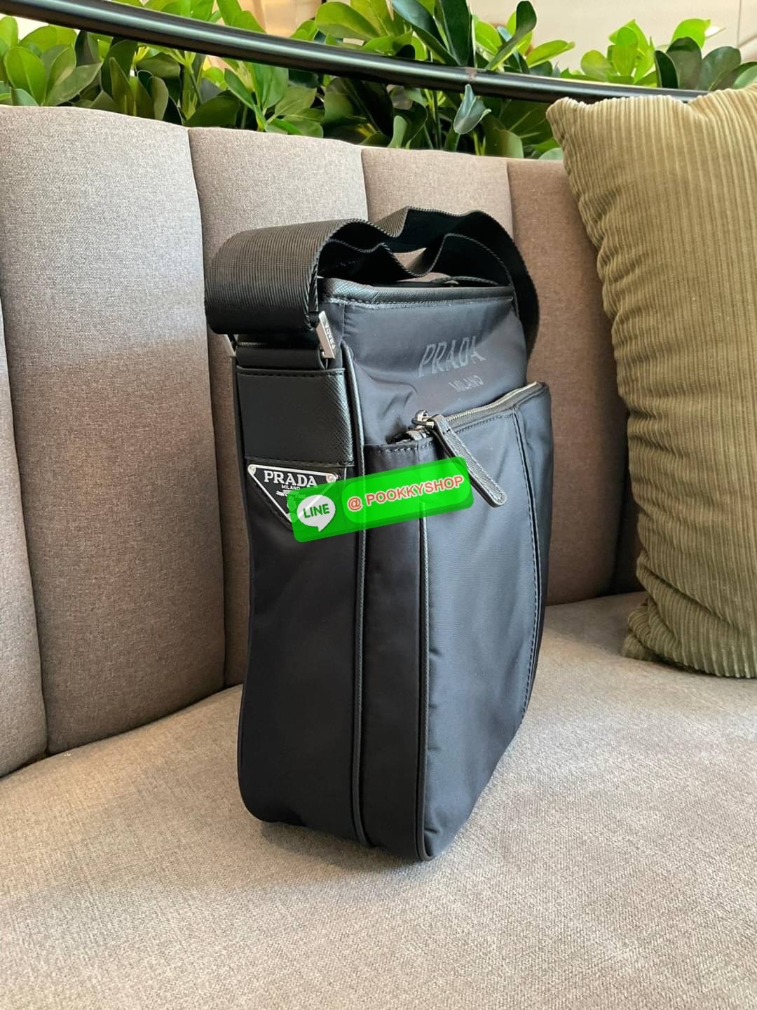 NEW ARRIVAL!! รุ่นใหม่ล่าสุด 🌟🫶🏻 กระเป๋าทรง MASSENGER จากงานพรีเมี่ยมกิ้ฟ จากแบรนด์ PRADA อะไหล่เงินทั้งใบ ด้านหน้ามีช่องหน้าหนึ่งช่อง ด้านในเปิดปิดด้วยซิปยาว ใส่ IPADmini ได้สบาย จุของได้เยอะ มาพร้อมช่องซิปด้านในอีกหนึ่งช่อง และช่