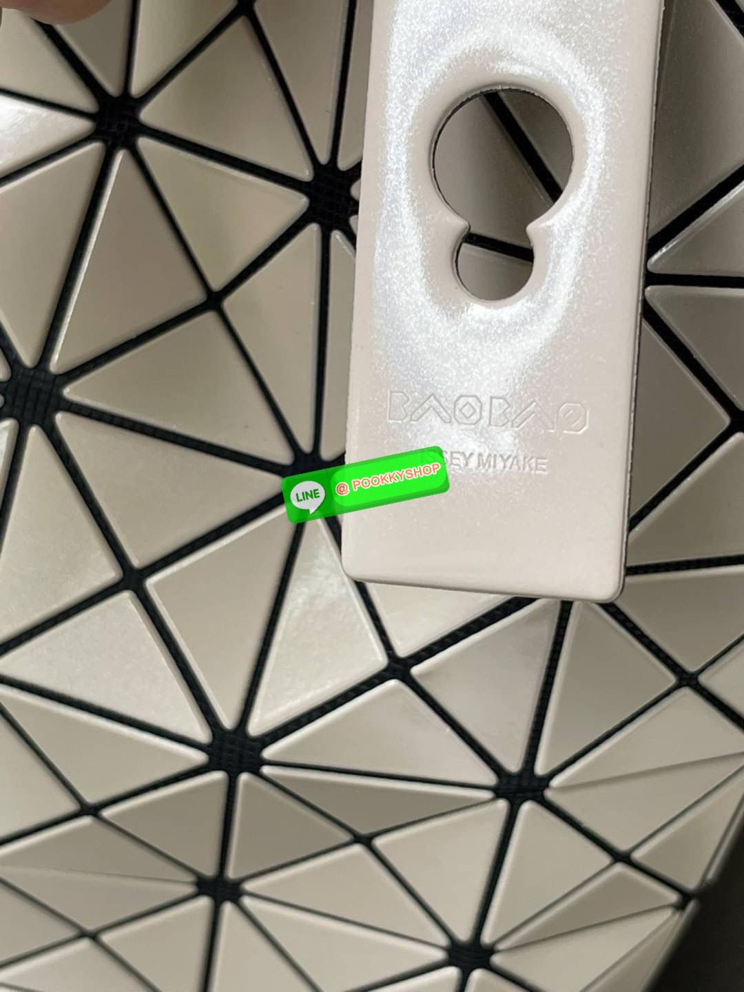 💕 Baobao Issey Miyake Prism Frost ToTe Bag ซีรีส์ที่มีความแวววาวนุ่มนวลและมีลวดลายคล้ายเกรนของผ้าเพื่อสร้างลุคที่มีเท็กซ์เจอร์ กระเป๋าโท้ตที่มีให้เลือกอย่างหลากสี มีกระเป๋าซิปด้านในที่สามารถเก็บของมีค่าได้อย่างปลอดภัย เช่น บัตรโดยสารประจำและกุญแจ