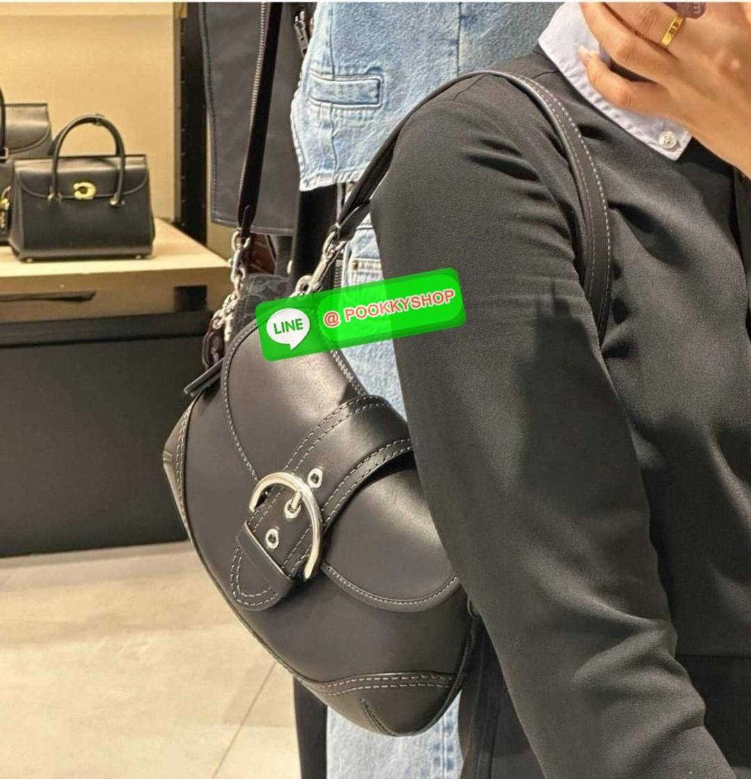 COACH CR737 SOHO BAG IN REPURPOSED DENIM 🔅 Details เลิกสวยแซ่บกี่โมงคะคุณน้า! ไอเท็มให้พาใจสั่นมาอีกแล้ว! กับกระเป๋าสะพายไหล่สไตล์วินเทจ ที่ยังคงแมสและฮอตมาก ด้วยรูปทรงที่ใช้งานง่าย ไม่เกะกะ แต่มีความเรียบหรูในตัว กระเป๋าปิดด้วยกระดุมแม่เหล็ก ภายใ