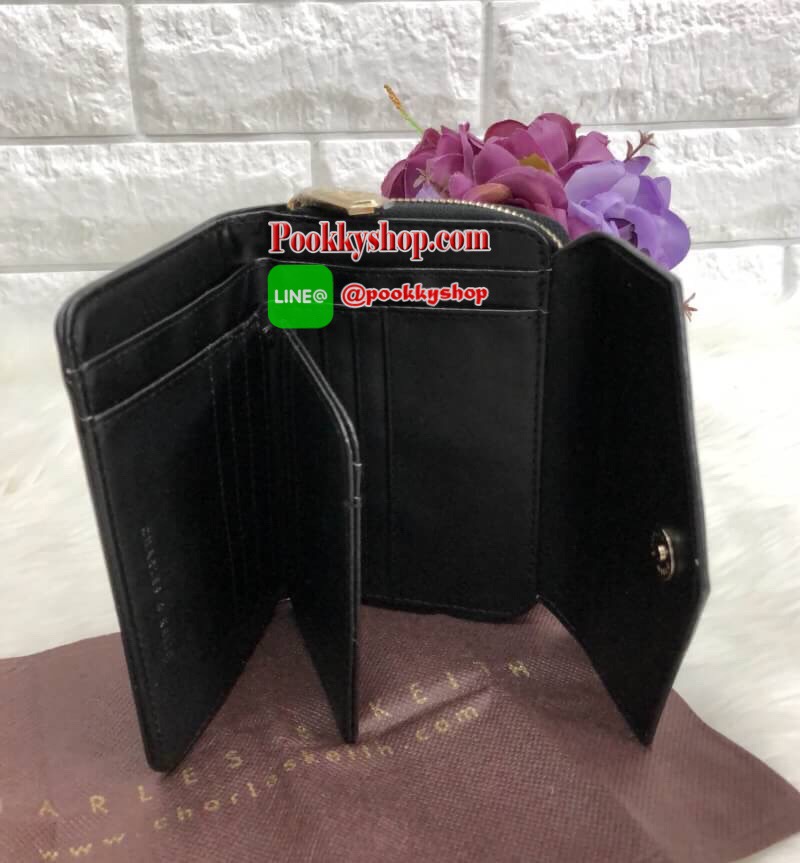 New!!! CHARLES & KEITH SMALL ENVELLOPE WALLET BAG สีออกใหม่ปี 2018 โลโก้ อะไหล่ทองค่ะ!!! พร้อมส่งสินค้าเข้าใหม่ค่ะ!!! กระเป๋าสตางค์ใบสั้น ขนาดกำลังดี หนังเรียบ ด้านหน้าปั้มโลโก้แบรนด์ เปิดปิดช่องหลักแบบแม่เหล็ก ด้านในมีช่องใส่บัตรได้ถึง15 ช่อง เยอะมากค่า