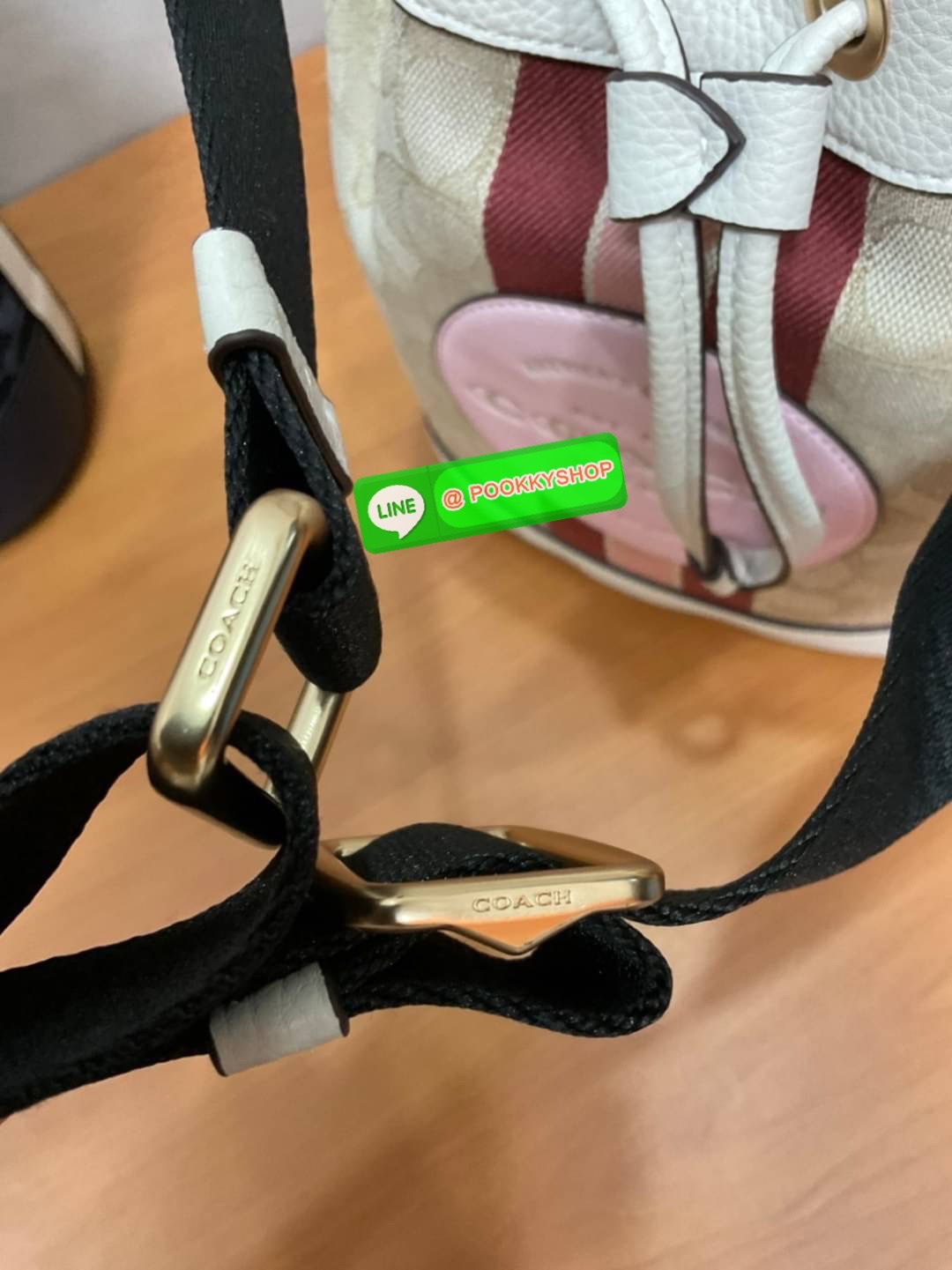 New arrival! 🌈น้องใหม่ล่าสุด สวยหรู ดูดีมากๆค่ะ! COACH DEMPSEY DRAWSTRING BUCKET BAG ((C4100//C4102)) พร้อมส่งที่ไทยค่ะ! กระเป๋าทรงขนมจีบ หนังแท้นิ่มสวยมากๆค่ะ จุดเด่นด้านหน้าปั้มโลโก้แบรนด์ ปากกระเป๋าแบบหูรูดใช้งานง่าย ภายในสามารถใส่ของจำเป็นในชี