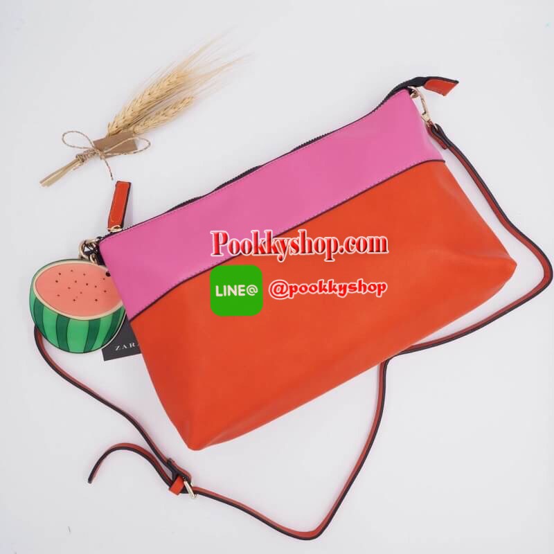 Zara two-tone clucth with pendant-collection fuit จากแบรนด์ zara มาในสีสันสดใส น่ารักๆ พร้อมพวงกุญห้อยลายแตงโม สายสะพายสามารถถอดออกได้ สะพายข้างหรือถือแบบคลัช ได้ทั้งสองแบบค่ะ สีสันน่ารักมาก สดใสๆ ใบใหญ่ ใส่ไอแพด ได้เลยค่ะ