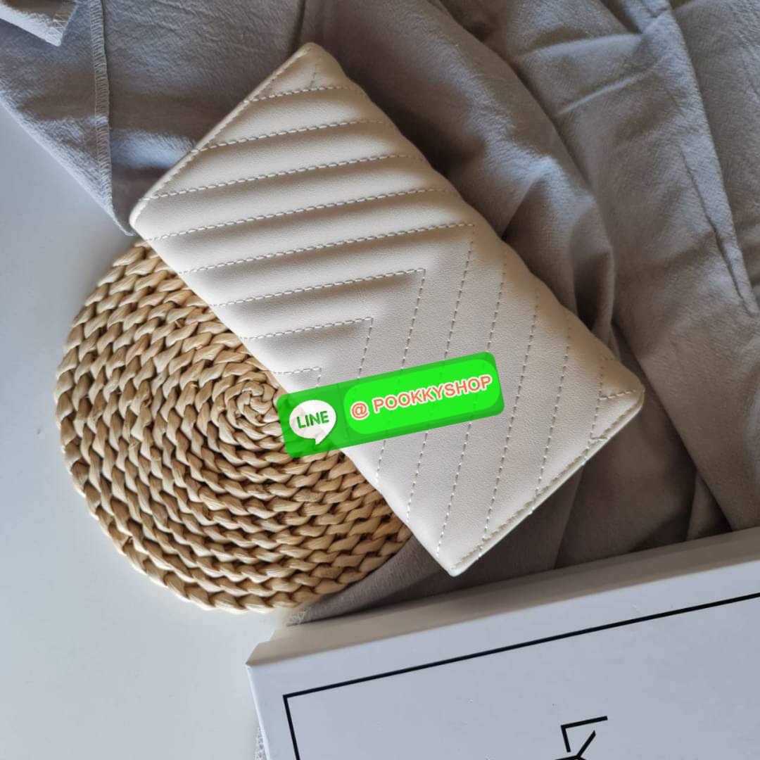 กระเป๋าสตางค์ Lyn ใบยาวแบบฝาพับ รุ่นนี้มองแล้วละมุนมากค่ะ ใบยาวขนาดกำลังดี โทนสีดูอบอุ่นด้วย ใส่บัตรใส่แบงค์ใส่เหรียญ ได้ครบ ใครกำลังเล็งหาของขวัญของฝาก หรือมองหากระเป๋าใบใหม่ แนะนำเลยจ้า