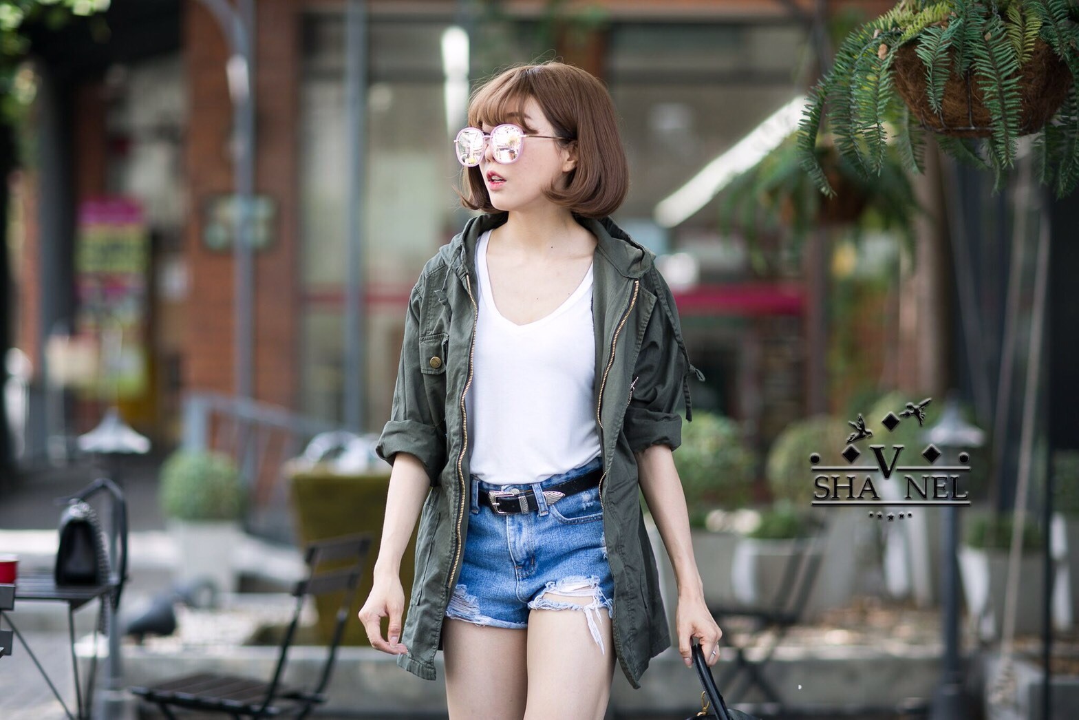 ขายดีที่สุด โค๊ทฮูทเสื้อคลุมทรงทหาร ช่วงเอวเป็นสายปรับรูดเอวได้ ผ้าสีใส่สบาย งานมาพร้อมป้ายเพชร V Chanel บอกเลยต้องมี ใส่แบบไหนก็เท่ห์ ได้ใจสุดๆๆ