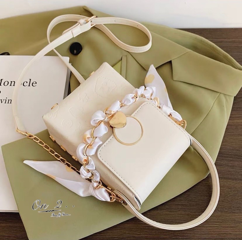 กระเป๋าสะพายข้างทรงกล่อง ไซส์มินิสะพายง่ายแมทเข้ากับทุกลุค สายสะพายยาวครอสบอดี้ได้ค่ะ ใส่โทรศัพท์ใส่ของจุกจิก