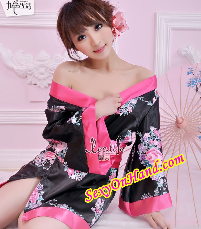 ชุดยูกาตะ กิโมโน เสื้อคลุมญี่ปุ่น ชุดแฟนซี กิโมโนสั้น กิโมโนเซ็กซี่ พื้นดำ ลายดอกชมพู แซมม่วงและเขียว แต่งขอบแถบชมพูเข้ม พร้อมโบว์สำเร็จและสายคาด สีชมพูเข้ม พร้อมสายคาดเอวสีชมพู ติดโบว์ สวยน่ารักมากๆค่ะ