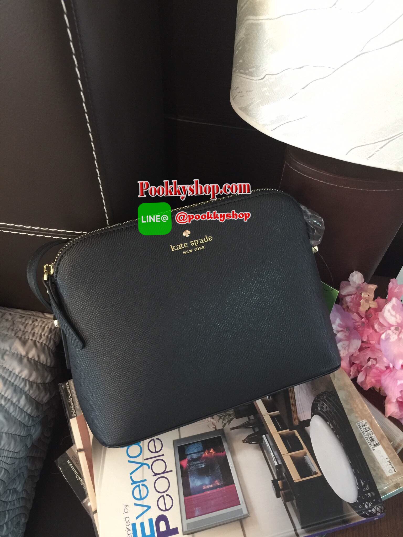 ปิ๊งป่อง!! มาเพิ่มแล้วค่ะ!! KATE SPADE CEDAR STREET MANDY กระเป๋าสะพายแบรนด์ดังจากอเมริการุ่นสุดฮิตหนัง Saffiano สวยหรูอยู่ทรงสไตล์ PRADA ด้านหน้าประดับโลโก้แบรนด์สีทองสวยไฮโซ ขนาดกำลังดี เปิดปิดด้วยซิปสะดวกใช้ ภายในมีช่องซิปและช่องใส่มือถือ สามารถใส่กระเ