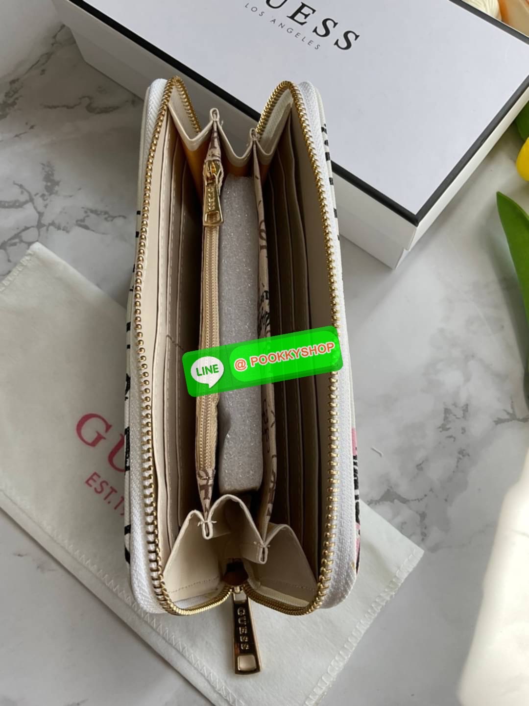 GUESS ABREE PRINTED ZIP-AROUND WALLET กระเป๋าสตางค์ใบยาวหนังซาเฟียโน่พิมพ์ลายดอกสวยหรู ด้านหน้าประดับโลโก้แบรนด์ เปิดปิดด้วยซิป ภายในแบ่งเป็น 3 ช่องหลักใส่ธนบัตรได้ มีช่องซิป 1 ช่อง ช่องใส่บัตร 8 ช่อง และมีช่องด้านหลังใส่บัตรสามารถใสธนบัตรได้อีกด้วย สามาร