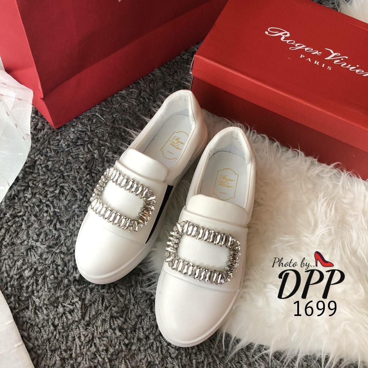 พร้อมส่ง รองเท้าผ้าใบ ที่ขายดีมากที่สุด รุ่นนี้ดาราใส่เยอะมาก มีกันเกือบทุกคน งานรองเท้าผ้าใบทรงสวม หนังนิ่ม ตกแต่งดีไซน์หน้าเพชรสุดหรูตามสไตล์ ทรงสวยเว่อร์ บอกเลยว่า เป็นรองเท้าที่ต้องมีมากๆ