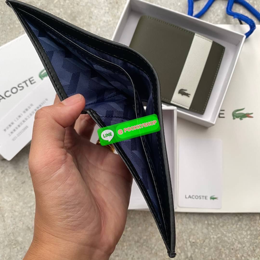 ลาคอส SHORT WALLET กระเป๋าสตางค์แบบพับ2ตอนสำหรับผู้ชาย มีช่องใส่บัตรและช่องใส่ธนบัตรแยกเป็นสัดส่วน กระเป๋าสตางค์หนัง PVC คุณภาพดีตามแบบฉบับของแบรนด์ มาพร้อมกล่อง ถุงกระดาษแบรนด์แบรนด์แข็งแรงสวยมากค่ะ ไม่ว่าจะใช้เองหรือเป็นของขวัญก็สุดคุ้มและน่าใช้ ห้ามพ
