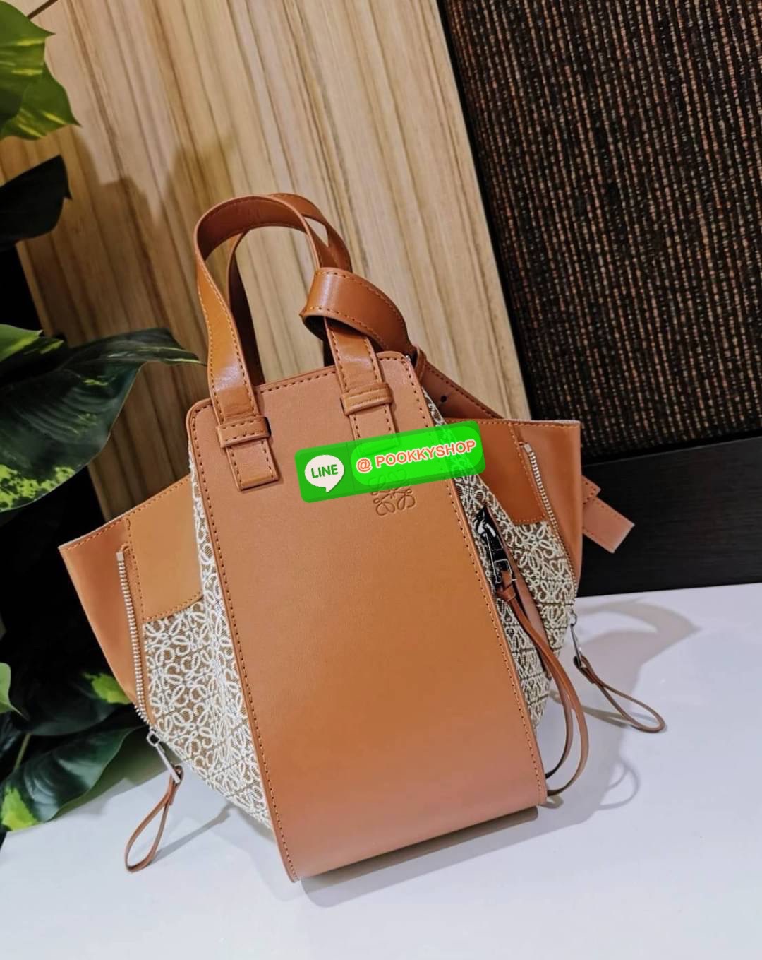 ✴️ห้ามพลาด!✴️NEW ARRIVAL! LOEWE ANAGRAM SHOULDER BAG GIFT WITH PURCHASE (GWP) กระเป๋าถือหรือสะพายพรีเมี่ยมกิ๊ฟ Limited จาก LOEWE PERFUME DUTYFREE COUNTER รุ่นหายากสุดเลอค่าวัสดุ Anagram Canvas ตัดหนังแท้ Calfskin สุดคลาสสิค ขนาดกำลังดี น้ำหน