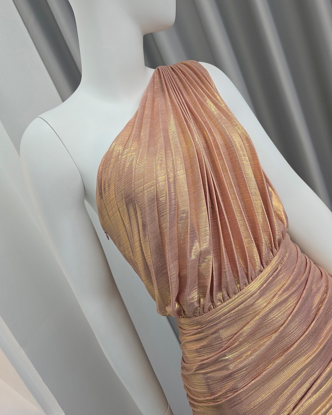 เดรสแฟชั่น แม็กซี่เดรสเสื้อไหล่เดียวอัดพลีท กระโปรงเข้ารูปตรงสะโพก