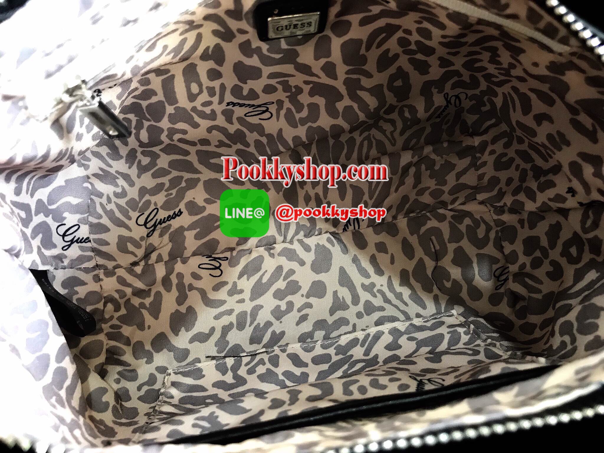 Don't Miss! GUESS CROC SHOULDER BAG 2017 กระเป๋าสะพายรุ่นใหม่ล่าสุดจาก GUESS มาในทรงสุดฮิตขนาดกำลังดีหนังลาย Croc สวยหรูอยู่ทรงแข็ง ด้านหน้าประดับโลโก้แบรนด์โดดเด่น เปิดปิดด้วยซิปสะดวกใช้ ภายในมีโลโก้และช่องใส่มือถือ ซับในพิมพ์โลโก้แบร์นสวยดูดี มาพร้