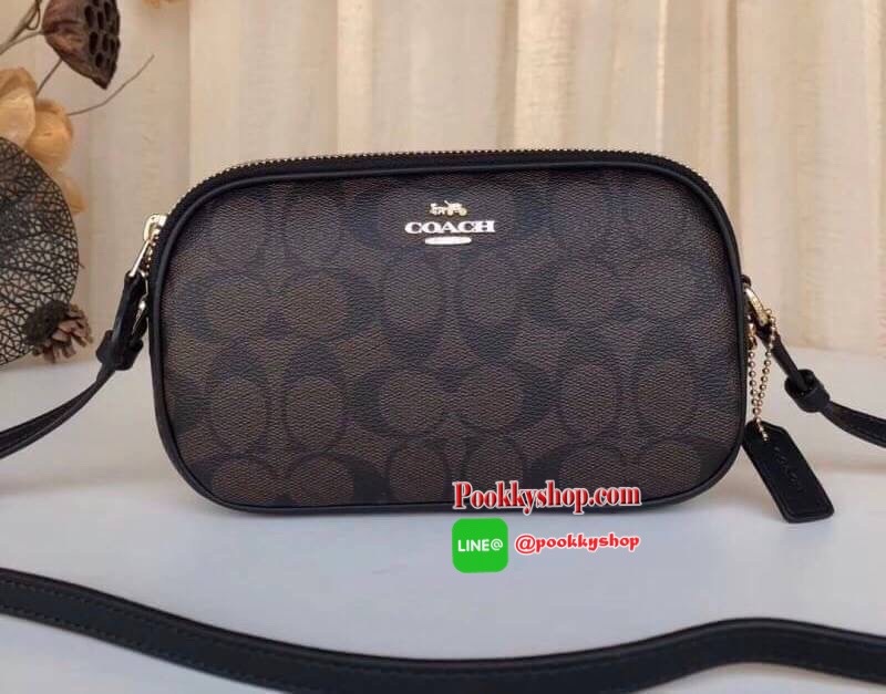 กระเป๋าสะพาย COACH เปิด - ปิดกระเป๋าด้วยซิป มีช่องใส่ของ 2 ช่องใหญ่ ด้านในมีช่องใส่ของ 1 ช่อง