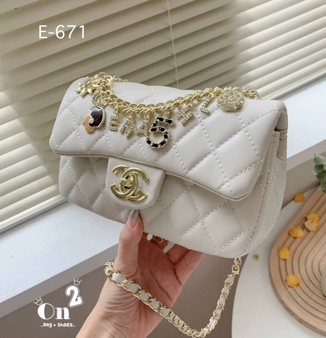 กระเป๋าสะพายชาแนล ทรงคลาสสิคเปิดหน้าอะไหล่สีทอง งานสไตล์แบรนด์ สายสะพายยาวครอสบอดี้ได้ค่ะ พร้อมส่ง 5 สีค่ะ