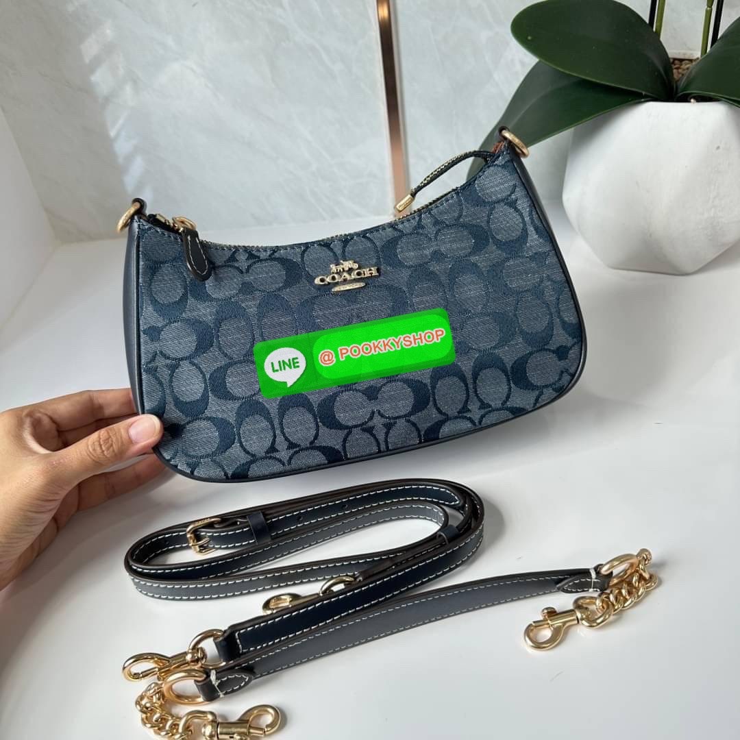 COACH TERI SHOULDER BAG IN SIGNATURE CHAMBRAY ( CH139) กระเป๋าทรงพอช ดีไซน์สุดหรูวัสดุผ้า jacquard ทอลายแบรนด์ ซับในผ้า มาพร้อมสายสะพาย 2 เส้นสามารถถอดได้ เปิด-ปิดด้วยซิป ด้านในช่องโล่งกว้างมีช่องใส่บัตรเครดิต 2 ช่อง ใส่โทรศัพท์มือถือได้ทุกรุ่น ใส่กระเป๋า