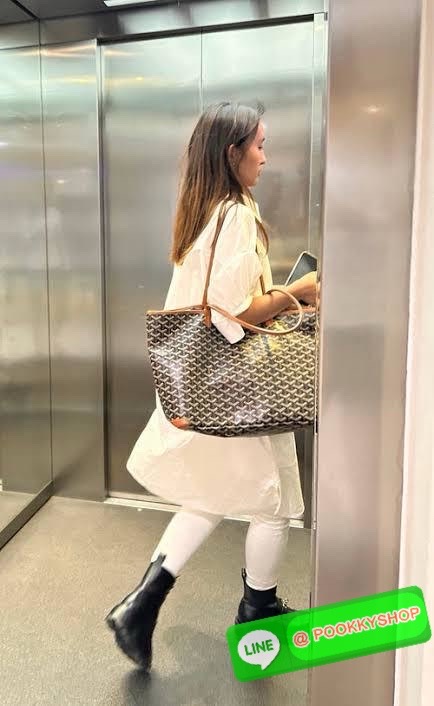 Goyard Artois MM Bag กระเป๋า Artois MM เป็นกระเป๋าที่มีซิปด้านบนเพิ่มคงามปลอดภัย ภายในพื้นที่กว้างเพื่อจัดระเบียบข้าวของของคุณ มันโดดเด่นด้วยฐานด้านล่างทั้งสองมุมเย็บต่อด้วยหนังใช้งานในแบบทางการหรือกึ่งทางการก็ได้