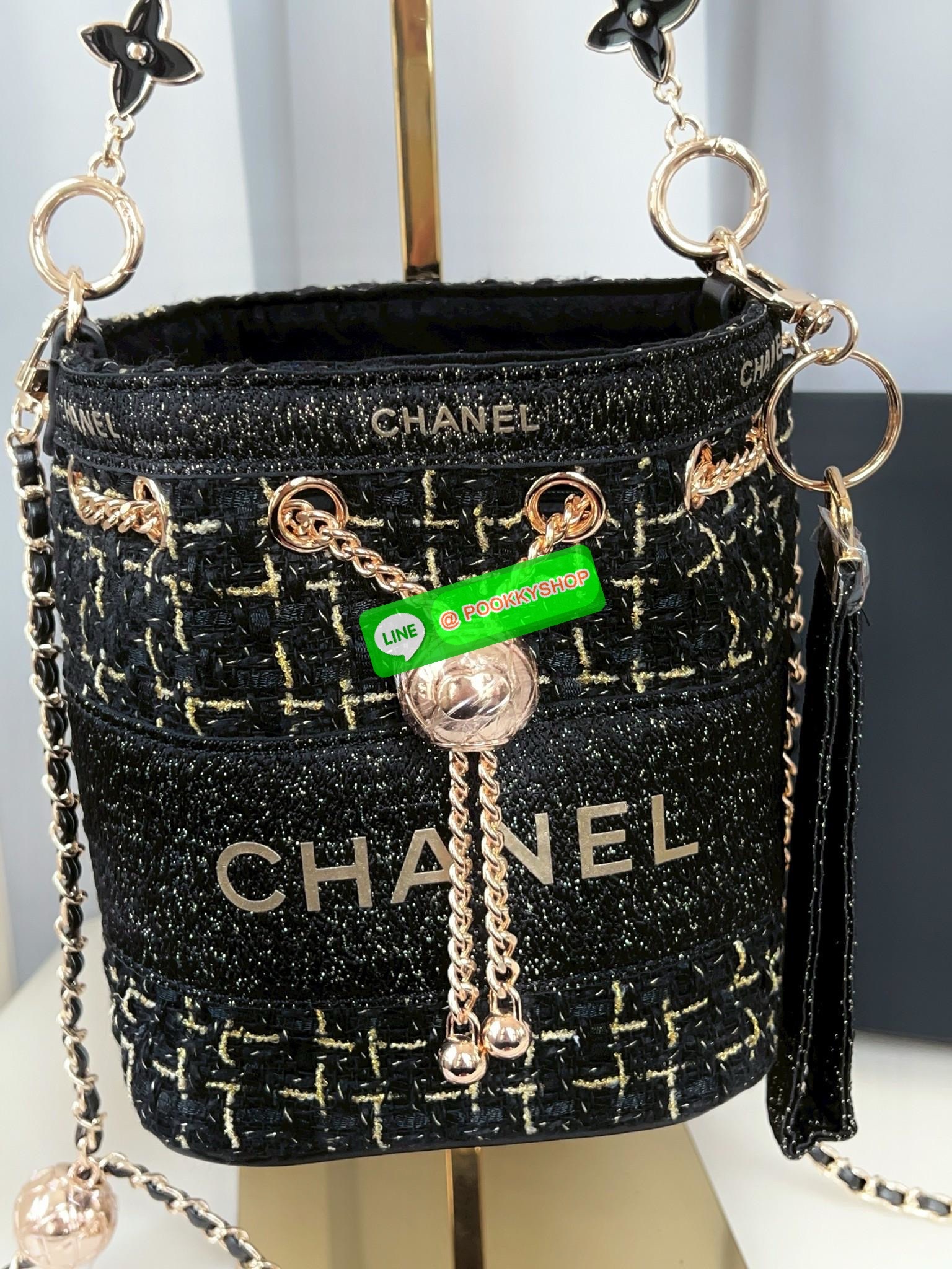 NEW NEW NEW **สินค้าเข้าใหม่** รุ่นนี้บอกเลยว่าสวยทุกอนุ หิ้วไปไหนมาไหนคือเริ่ดไปเลยค่าา CHANEL BUCKET TWEED WITH CHAIN BAG ((Premium gift make up ตปท.)) มีป้ายNot for sale 🔖พร้อมส่งค่าสาวๆ รอบนี้ได้มาไม่เยอะ! กับกระเป๋าขนาดกลางกำลังดี วัสดุผ้าTwe