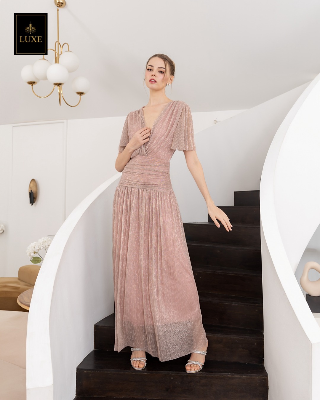 เดรสแฟชั่น แม็กซี่เดรสเสื้อคอวีป้าย แขนระบาย กระโปรงจับเดรปเข้ารูปตรงสะโพก