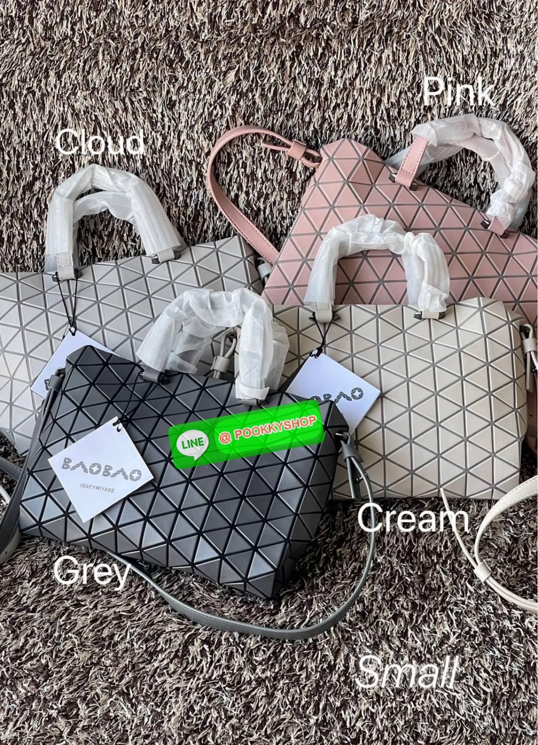 *Small BAO BAO ISSEY MIYAKE TONNEAU เป็น ซีรีย์ที่มีเอกลักษณ์เฉพาะตัว ด้วยแผ่นสามเหลี่ยมที่มีสัญลักษณ์เท่ากันทุกด้าน และยังผสมผสานงานดีไซน์ อันสง่างามเท่ากับฟังก์ชั่น การใช้งานสุดพิเศษ โดยมีจุดเด่นที่ซิปด้านบน สำหรับเปิดปิดและมีสายสะพายไหล่ ที่สามารถถอดออ