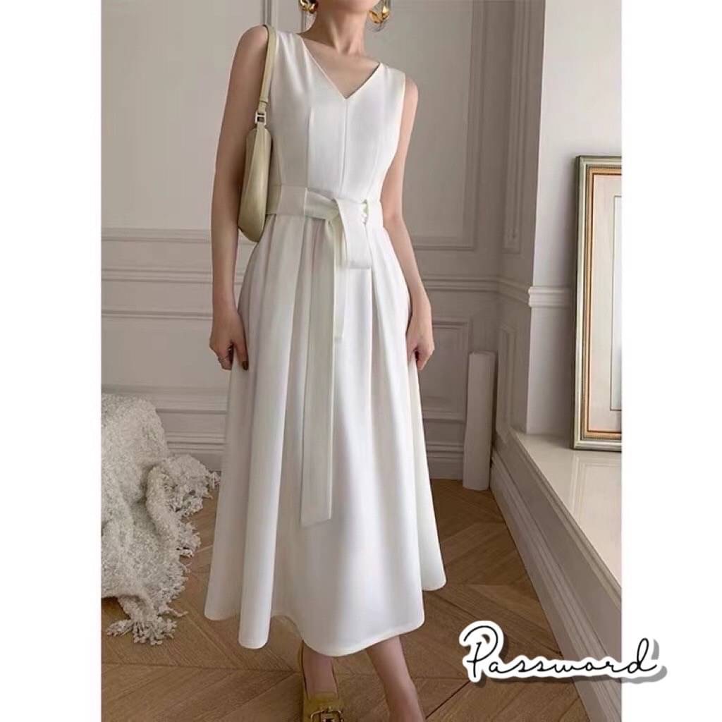 เดรสผ้าซาร่า ทรงสวยสะกดมาใหม่ค่า มีโบว์ผูกมาให้ด้วยน้า จะใส่ผูกซ้าย ขวา หน้า หลัง คือได้หมดค่ะ หรือใครสายชิล จะใส่ปล่อยๆ ก็ยังทรงสวยเน้อ เพราะ เราเย็บเอวให้เข้ารูป ใส่แล้วรับรองดูเป็นสาวเอวคอดแน่นอน แพทเทิร์นสวยปัง ใส่ไปทำงาน ไปดินเนอร์ ไปคาเฟ่ ได้ทุกลุคค