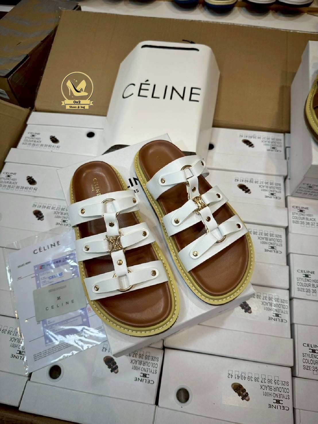 รองเท้าแตะเสริมส้ Celine ดีไซน์ที่ดูหรูหราและทันสมัย เน้นความเรียบง่ายและฟังก์ชันการใช้งานที่ดีเยี่ยม มีส้นเล็กน้อยออกแบบให้ดูทันสมัยและสามารถสวมใส่ได้ทั้งในโอกาสทางการและไม่เป็นทางการสายรัดข้อที่สามารถปรับให้กระชับพอดีกับขา ช่วยเพิ่มความมั่นคงและไม่ลื่นไ