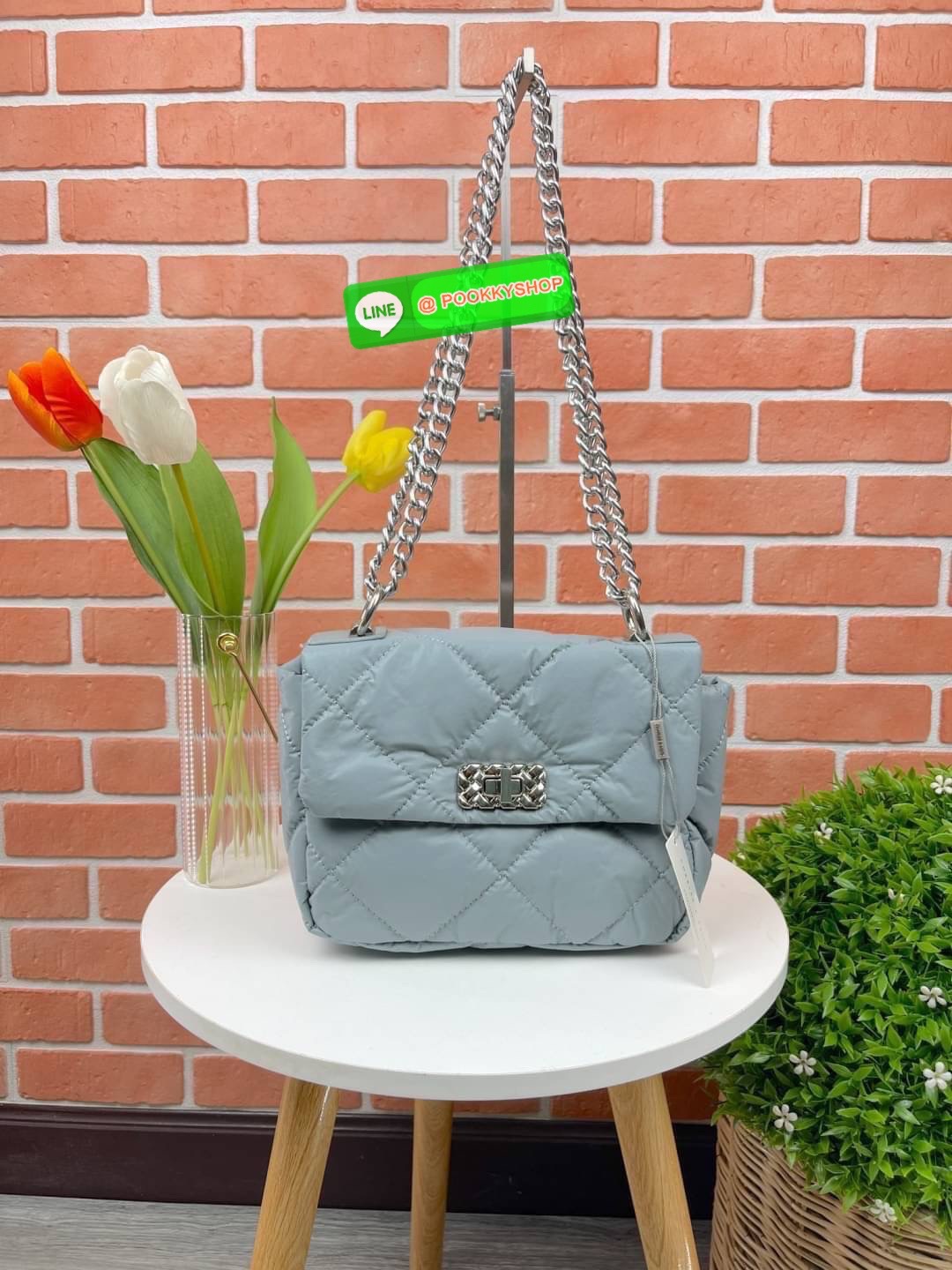 Charles & Keith Paffuto Padded Shoulder Bag มาเพิ่มสีสันให้กับสไตล์ในวันพักผ่อนสบายๆของคุณให้ดูสนุกขึ้น ด้วยกระเป๋าสะพายไหล่ขนาดกลางที่โดดเด่นด้วยหนังเย็บบุลายตาราง โก้หรูด้วยดีไซน์ตัวล็อคโลหะที่เข้ากับสายสะพายโซ่ เปิดปิดแบบตัวหมุนล็อก ด้านในจุของได้เยอะ