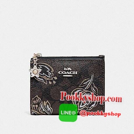 COACH 91058 SNAP CARD CASE WITH CRAYON HEARTS PRINT กระเป๋าสตางค์เก็บบัตร ลายปริ้นท์หัวใจเพ้นท์ ♥️ น่ารักน่าใช้ วัสดุหนังแคนวาสเคลือบ เปิด-ปิดด้วยกระดุม ภายในมีช่องใส่บัตร และใส่ธนบัตรได้ พร้อมช่องซิปแยกใส่เหรียญได้อีก พกพาง่าย สะดวก ไม่กินพื้นที่ก