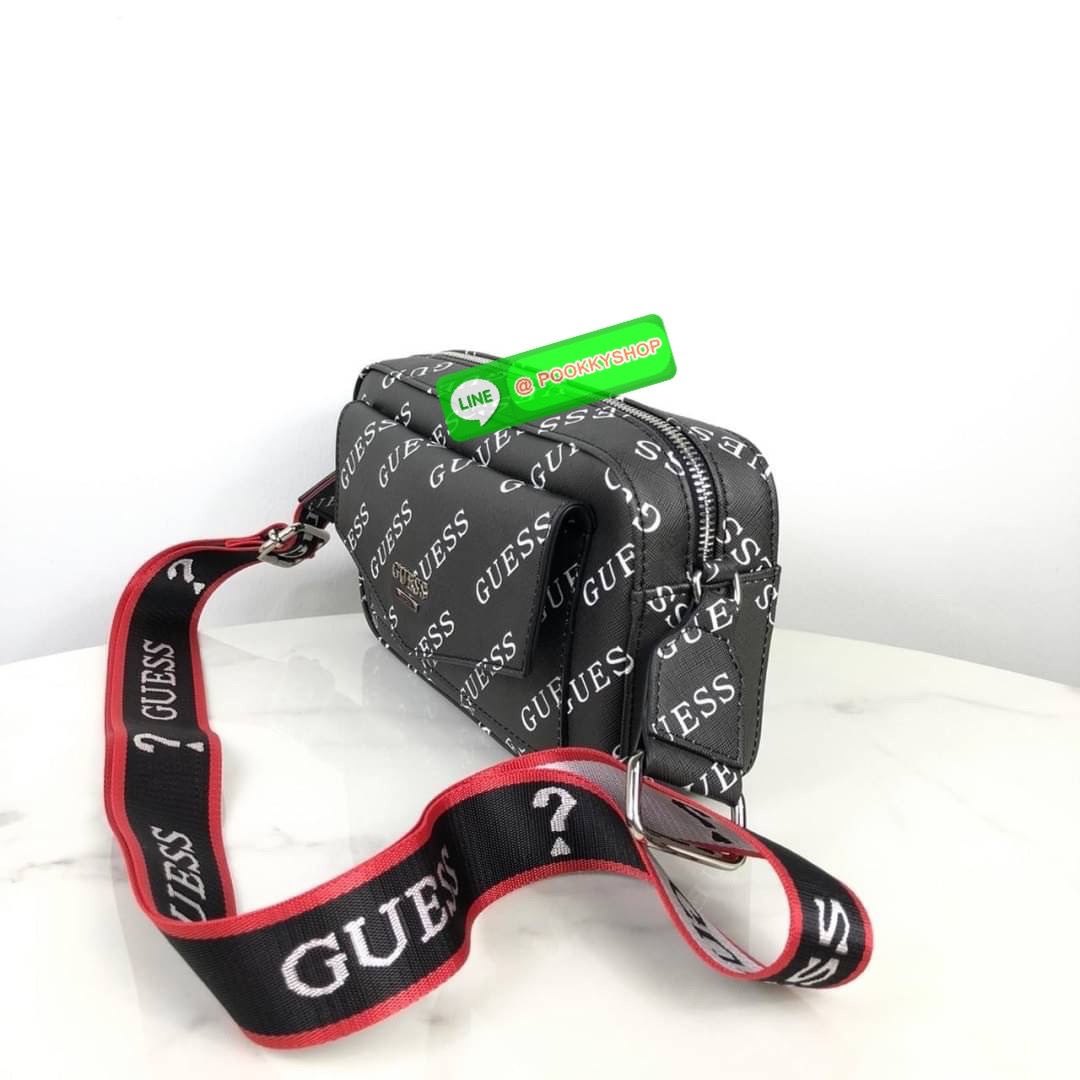 กระเป๋าสะพาย GUESS ด้านหน้าเปิด - ปิดกระเป๋าด้วยกระดุมแม่เหล็ก มีช่องใส่ของ 1 ช่อง ด้านบนเปิด - ปิดด้วยช่องซิป ภายในโล่ง มีช่องเล็กใส่ของ 2 ช่อง และมีช่องซิป 1 ช่อง มาพร้อมสายสะพาย สามารถถอดและปรับได้ Free Size ค่ะ