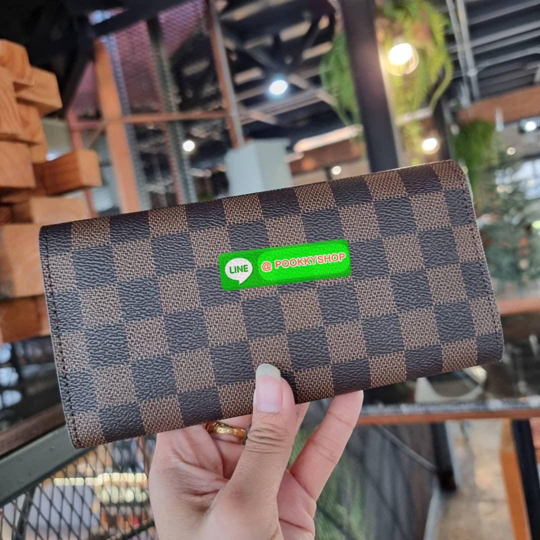 Hot item!! LV long flap wallet with gwp กระเป๋าสตางค์พรีเมี่ยมกิ๊ฟ เป็นไอเท็มสุดฮิต แบบฝาพับ ใช้งานสะดวกขึ้นกว่าเดิม รุ่น unisex ที่จะหนุ่มๆสาวๆ ก็ใช้ได้หมด!! ใบยาวขนาดกำลังเหมาะมือ ถือแล้วขับผิวทุกสี วัสดุหนังแคนวาส ทนทาน เปิด-ปิดด้วยกระดุม ภายในมีช่องใส