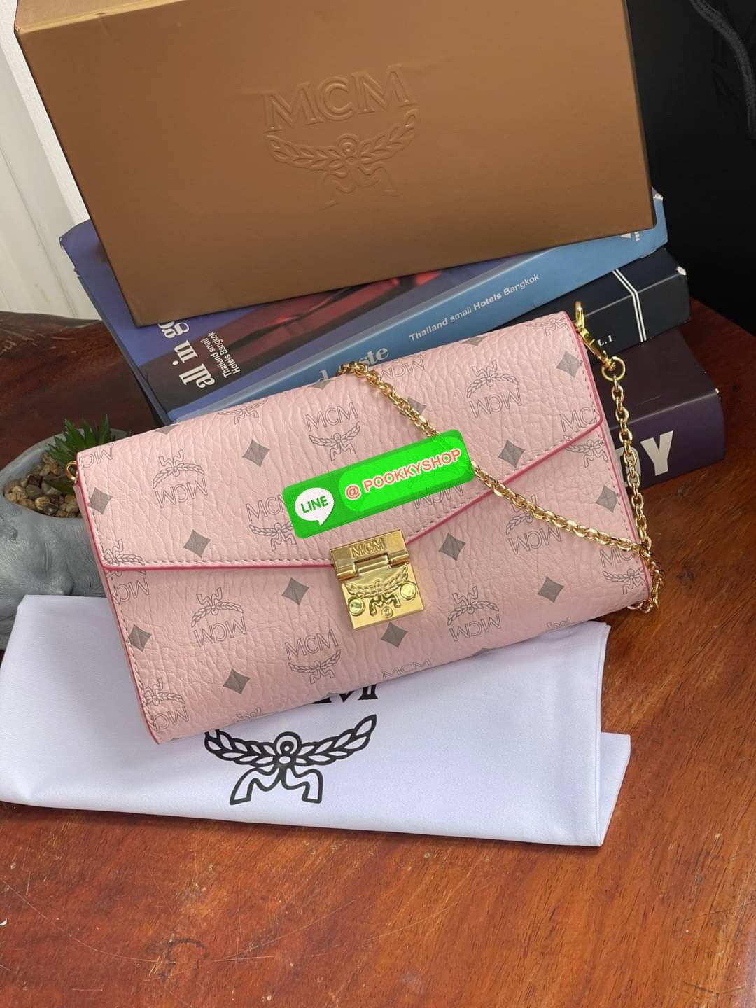 MCM Millie Flap Crossbody In Visetos ในฐานะตำนานที่ยังคงอยู่ กระเป๋าจากคอลเล็กชั่น Millie นี้ มีเรื่องราวของ MCM แทรกซึมอยู่ในทุกองค์ประกอบ กระเป๋าใช้งานแบบCrossbody โดยฝาปิดกระเป๋าตัดเย็บจากผ้าใบเคลือบผิวพิมพ์ลาย Visetos (Visetos Canvas) ถือเป็นไอเทมในฝั