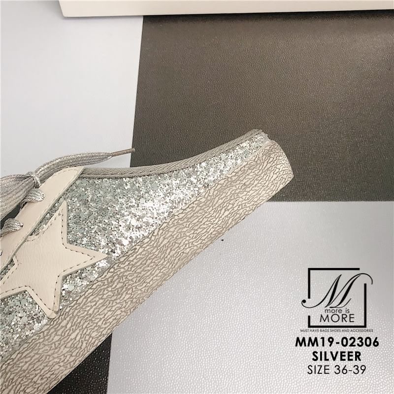 พร้อมส่ง… รองเท้าผ้าใบแฟชั่นนำเข้าแบบเปิดส้นแต่งกลิตเตอร์สุดเท่ห์ มันก็จะดูเท่ห์ๆ สปอตๆ... รองเท้าผ้าใบแฟชั่นนำเข้าแบบเปิดส้น วัสดุหนัง pu แต่งกลิตเตอร์ ด้านหน้าแต่งดีเทลรูปดาว สีตัดกับตัวรองเท้า มีส้นน้อยๆ ใส่สบาย เท่ห์สุดๆ ห้ามพลาดอีกแล้วจ้า...