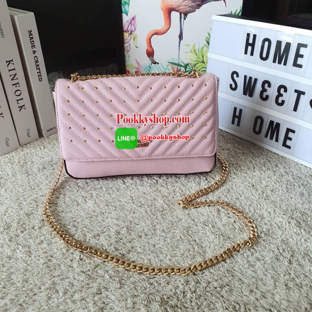 NEW ARRIVAL 2019 !! VICTORIA SECRET CROSSBODY BAG แบรนด์ดังจากอเมริกาสุดฮิตของวัยรุ่น กระเป๋าสะพาย หนังสังเคราะห์นิ่มอยู่ทรง อะไหล่ทอง ด้านหน้าประดับชื่อโลโก้แบรนด์ ขนาดน่ารักกำลังดี เปิดปิดด้วยฝากระดุมแม่เหล็ก ภายในบุลายปั้มแบรนด์ มีช่องเล็กใส่ของจุกจิก