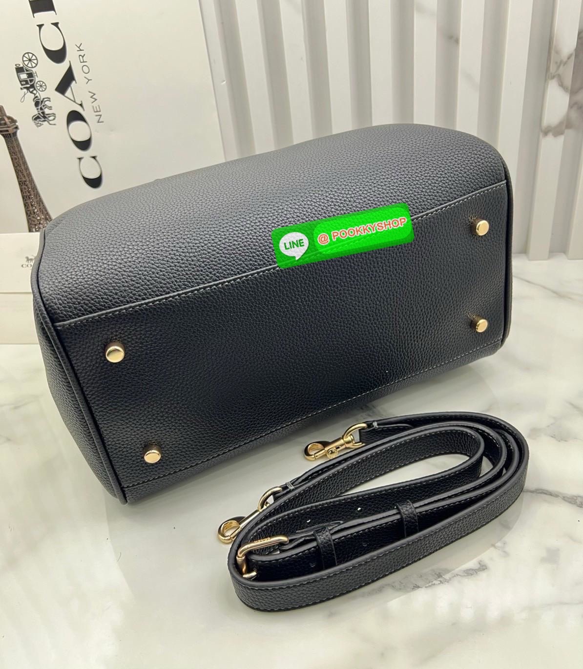 COACH ROWAN SATCHEL IN SIGNATURE CANVAS จุดเด่นของกระเป๋าทรงsatchel bag คือรูปทรงของกระเป๋าดูแข็งแรง มั่นคง ไม่เสียทรงง่าย มาพร้อมหูหิ้วที่ด้านบนของกระเป๋า ลายแคนวาสที่เป็นซิกเนเจอร์แบบเอกลักษณ์ ช่องใช้งานทุ้งภายในและภายนอก นอกจากนี้ กระเป๋าประเภทนี้ยังมี