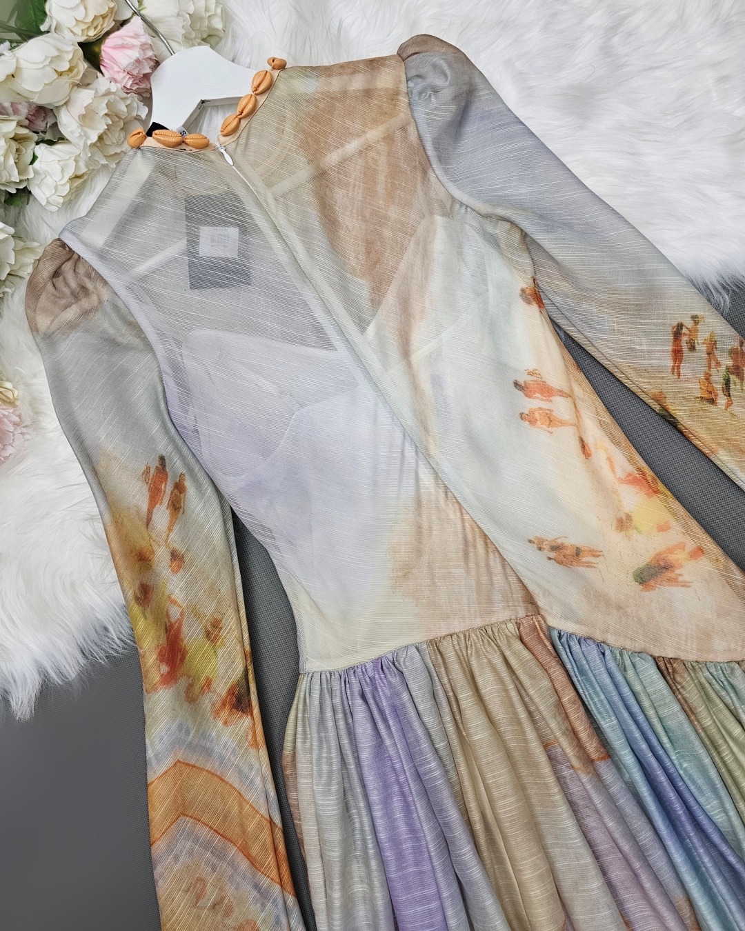 เดรสแฟชั่น เดรสเสื้อคอกลมแขนยาว ดีเทลปักด้วยเปลือกหอยที่คอเสื้อและปลายแขน