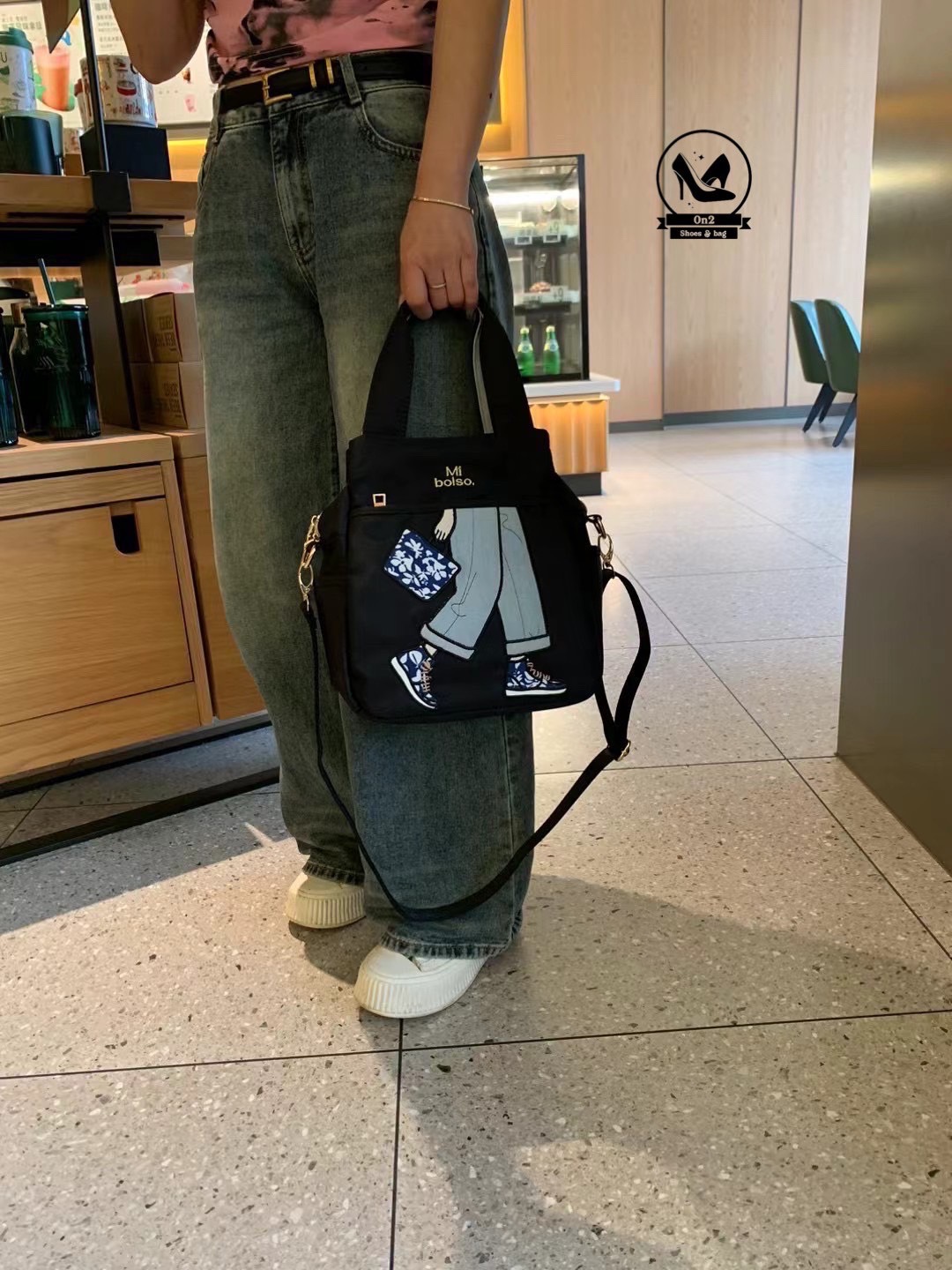 กระเป๋าเป้ได้ สะพายข้างได แบรนด์ miss zapatos วัสดุตัวกระเป๋าทำจากผ้ากันน้ำอย่างดี water proof อะไหล่สีเงิน ด้านบนเป็นปากซิป ด้านหน้า และด้านหลังมีช่องซิป ด้านข้างมีช่องใส่ของ งานจริงน่าใช้มาก สายกระเป๋าสะพายทำเป็นเป้ได้ หรือทำเป็น crossbody bag ก็ได้นะคะ