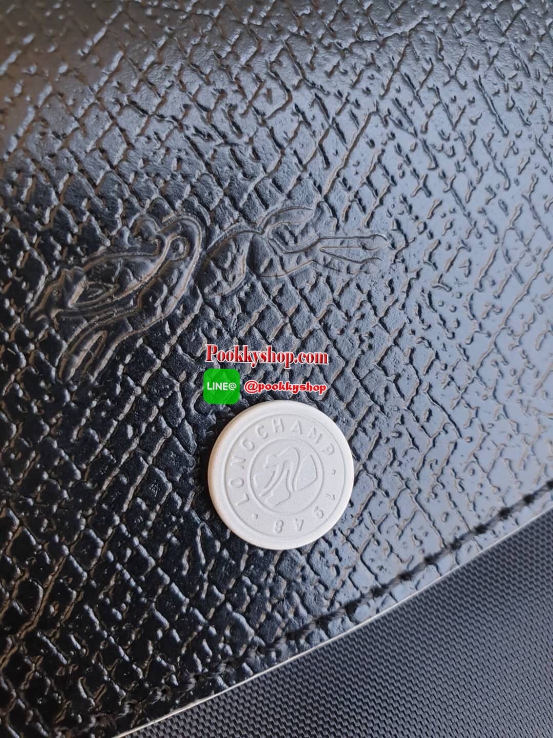 Longchamp Le Pliage Club Tote Bag Size L หูยาว วัสดุเนื้อผ้า Nylon Canvas เคลือบกันนำ้ ตัดด้วยหนังแท้ที่มีน้ำหนักเบา ดีไซน์เรียบง่ายแต่เต็มไปด้วยความคลาสสิก จนเป็นที่ชื่นชอบไปทั่วโลก Longchamp ปรับโฉม LE PLIAGE ด้วยการปักลายรูปม้า-ตราสัญลักษณ์ของแบรนด์บนผ