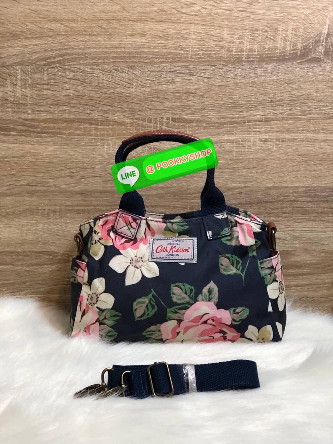 Cath Kidston Mini day Bag กระเป๋าถือหรือสะพายสุดชิค เหมาะสำหรับใช้สะพายในวันทำงานหรือวันสบายๆ เก็บของใช้ระหว่างวันได้เยอะค่ะ เปิด-ปิดด้วยซิป ด้านในมี 1ช่องใหญ่ ช่องซิป 1ช่องและช่องเล็กให้แยกเก็บมือถือของจุกจิก สวยคุ้มมากๆ มีหูจับ มาพร้อมสายสะพายยาวปรับระด