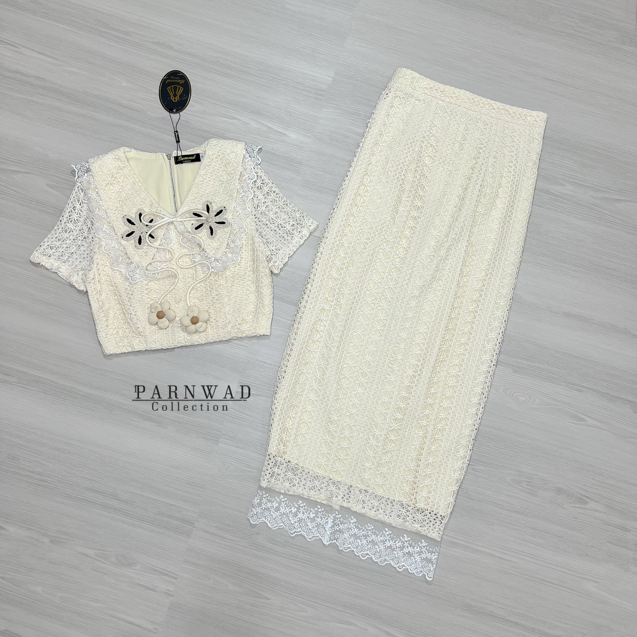 ชุดเซทแฟชั่น Set เสื้อคอปกแต่งคอด้วยดอกไม้ถักน่ารักๆ ผูกโบว์ลูกตุ้มดอกไม้ มาพร้อมกับกระโปรงยาวเอวสูง