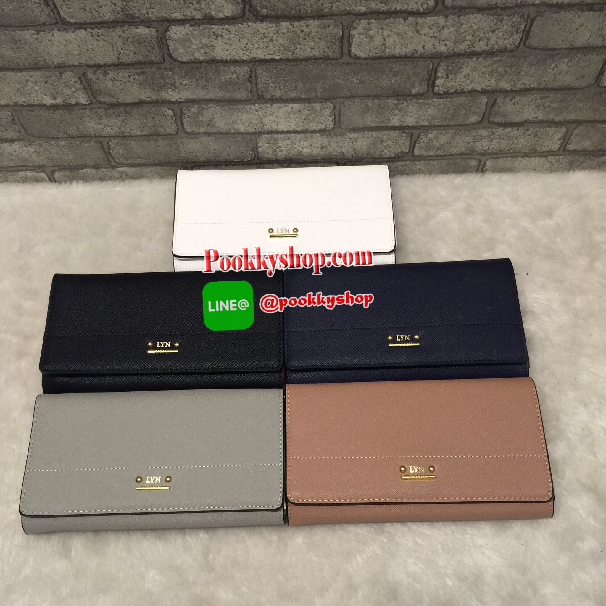 New Arrival!! LYN CLARLYNNA WALLET กระเป๋าเงินใบยาว ด้านหน้าแต่งโลโก้แบรนด์สีทองหรู เปิดปิดด้วยกระดุม ด้านในมีช่องใส่บัตร 10 ใบ พร้อมช่องซิปใส่เหรียญและช่องธนบัตร 2 ช่องใหญ่ เป็นกระเป๋าเงินที่สวยเรียบหรูมากๆค่า